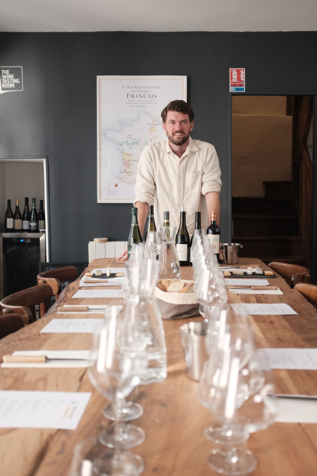 Paul à la grande table de The Wine Tasting Room, Bayeux
